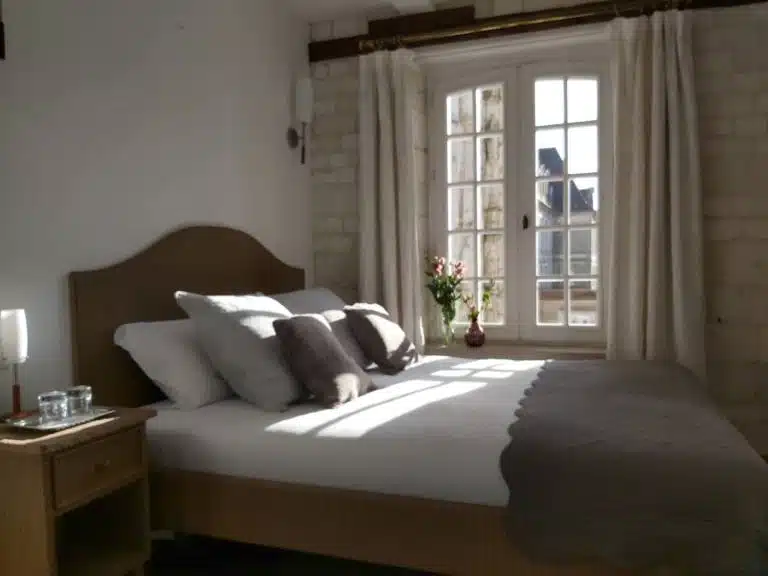 chambre hôtel Jean de Bruges mise en valeur par la décoratrice Sophie MARTINET Abbeville