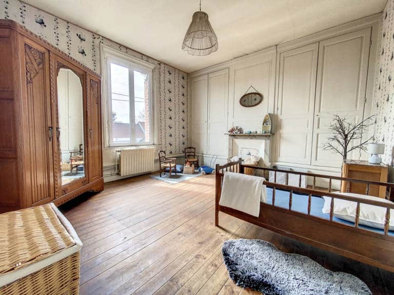 chambre rétro dans une maison valorisée pour la vente par Sophie MARTINET décoratrice Abbeville