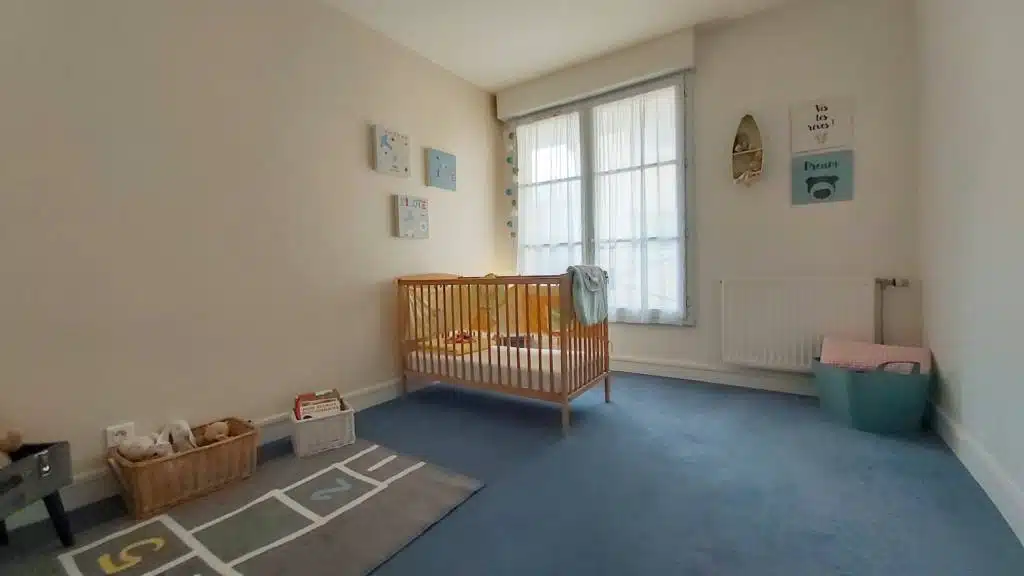 chambre de bébé réalisé par Sophie de sacré changement dans un appartement à vendre à Amiens