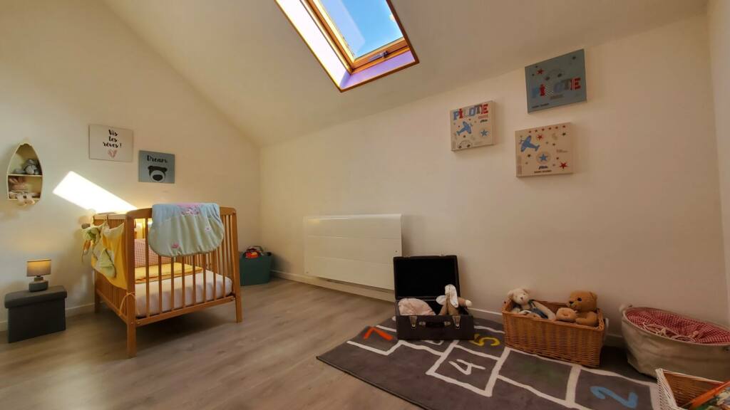 chambre de bébé décorée par Sophie MARTINET dans une maison en vente, idée déco de sacré changement