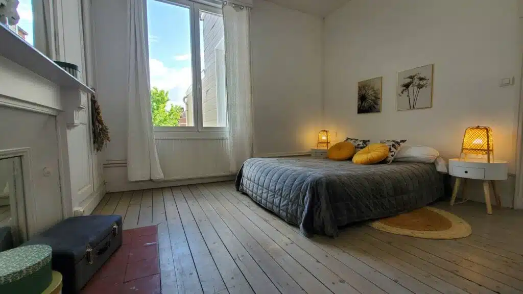 décoration d'une chambre cosy dans une maison à vendre à Amiens projet réalisé par sacré changement