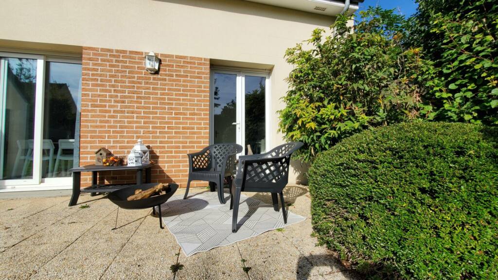 maison vendue grâce au home staging de sacré changement à Amiens : terrasse décorée pour séduire